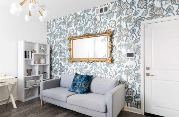 Dinding kamar dengan wallpaper motif klasik